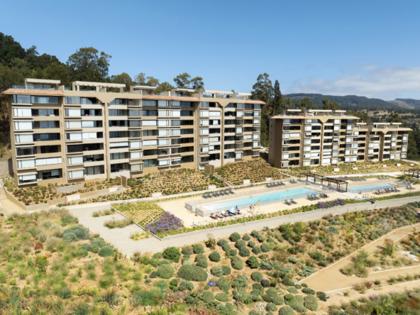Render de Alto Quintay: edificios en medio de bosques, piscina con arena y vista panorámica al océano Pacífico.
