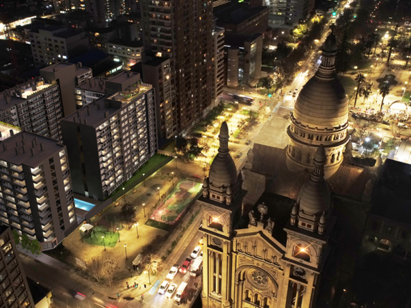 Render del edificio Mosaic Art mostrando fachada moderna, piscina en rooftop y ubicación central en Santiago.
