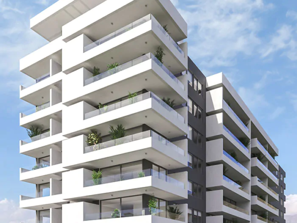 Vista frontal del proyecto More mostrando edificio de 12 pisos con piscina exterior y terrazas, ubicado en La Florida cerca del Metro Vicente Valdés.