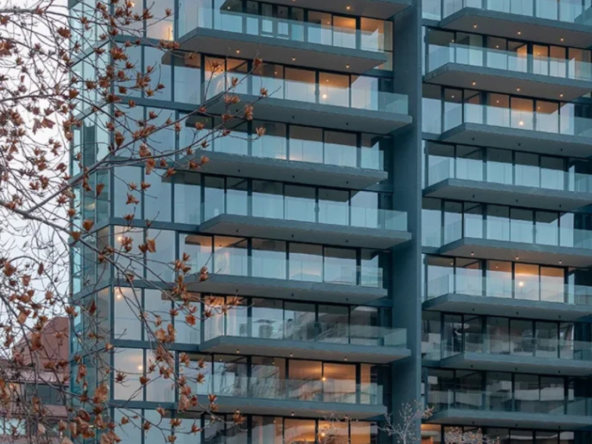 Render del proyecto Isidora & Benjamín mostrando edificio boutique de alto estándar en Barrio El Golf, con amplios ventanales y diseño contemporáneo en Las Condes.